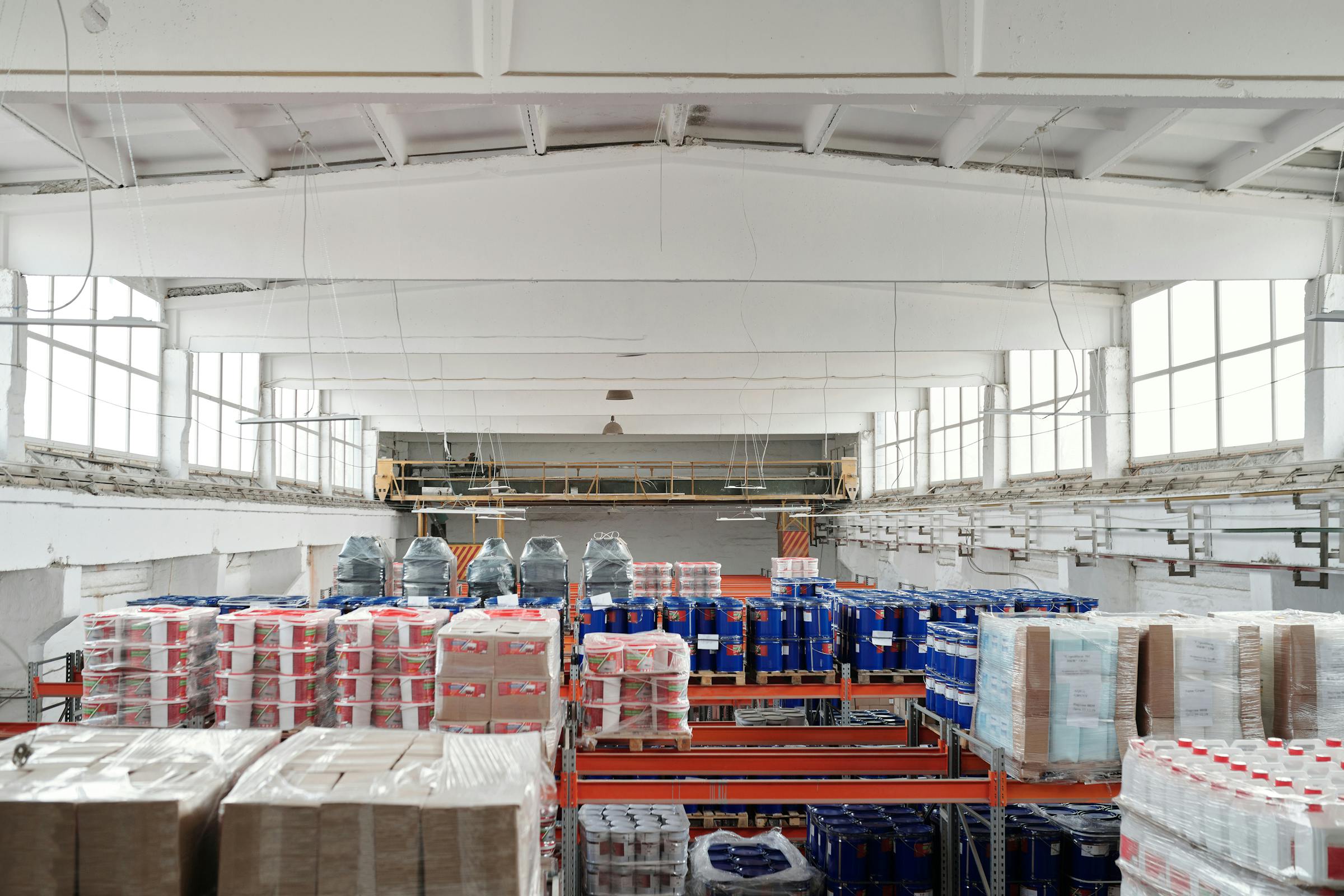 Marchandises palettisées en entrepôt